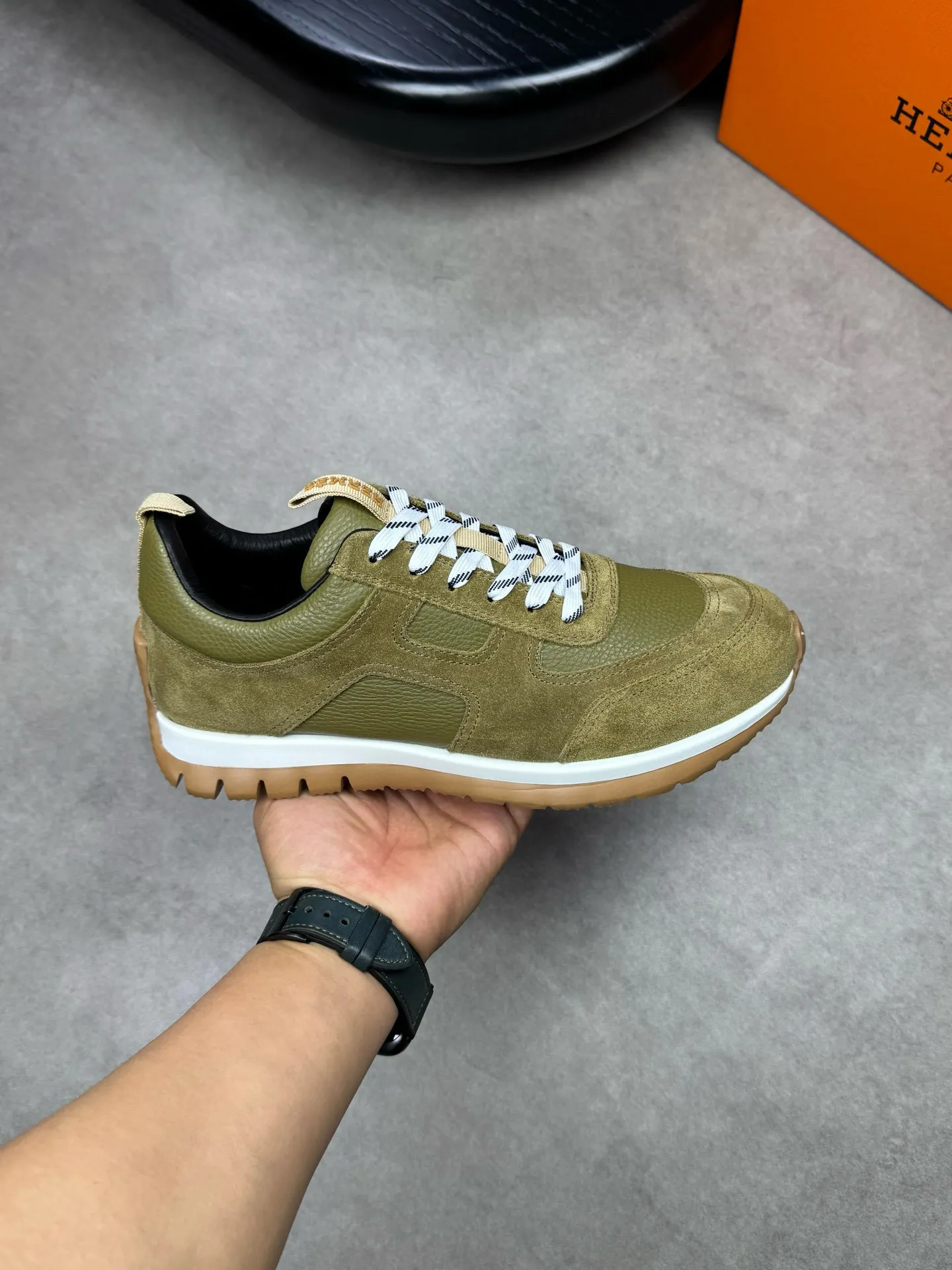 [HERMES] Hermes men's shoes 💰: 800💰 - High-end quality original items 🔍🔍🔍 casual sports shoes - Upper: 🔝 pebbled calfskin, suede calfskin, shoe body forged ´H´ totem, tongue webbing injection molded brand logo - Lining: brand canvas, foot pads; water-dyed cowhide -Outsole: Ultra-light T men's shoes 💰U foam; two-color molded outsole -Ultra-high quality control and fine workmanship: highlighted (high-end, extravagance, grade) -Size: 38-44 (45, can be customized)